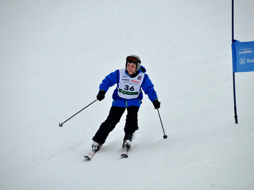 Skifahrer mit Startnummer 36 in der Kurve.